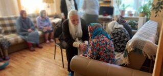 Священники Вознесенского собора г.Ржева и их помощники по социальной работе посетили больницу и дом-интернат для престарелых в Ржевском районе.