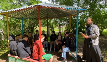 В детском оздоровительном лагере «Зарница» состоялась беседа к 600-летию обретения мощей прп. Сергия Радонежского