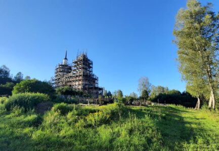 На территории храма Спаса Нерукотворного д. Орехово Ржевского района снова трудятся волонтеры из разных стран