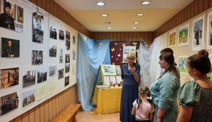 Родители и учащиеся Воскресной школы при Вознесенском соборе посетили выставку в Выставочном зале Ржевской епархии
