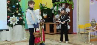 В Рождественские святки учащиеся Воскресной школы при Вознесенском соборе показывают Рождественскую сценку.