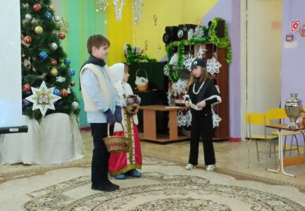 В Рождественские святки учащиеся Воскресной школы при Вознесенском соборе показывают Рождественскую сценку.