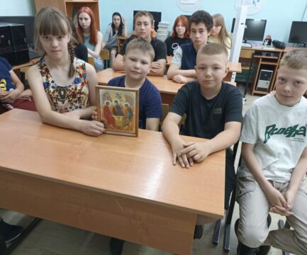 В школах деревень и поселков Ржевского МО прошли встречи с педагогами Воскресной школы при Вознесенском соборе.